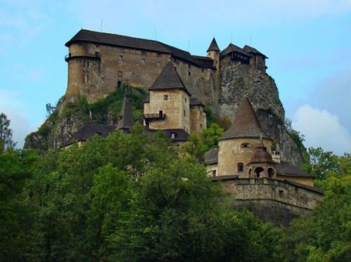 Оравский замок.  Замок оравский - это один из самых ярких замков, который является представителем романского стиля. 04