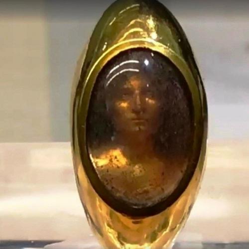 Артефакт с голографичеким эффектом обнаружили в неразграбленной семейной гробнице в окрестностях Рима, найденной в 2021 году.  