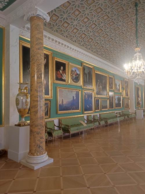 Большинство картин из коллекции семьи Строгановых, к сожалению, разворованы и уничтожены коммунстами. 01