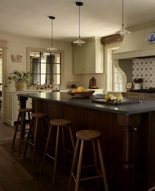 Полностью отреставрированный загородный дом 1980-х годов превратился в удивительное пространство, где прошлое и настоящее живут в гармонии.  