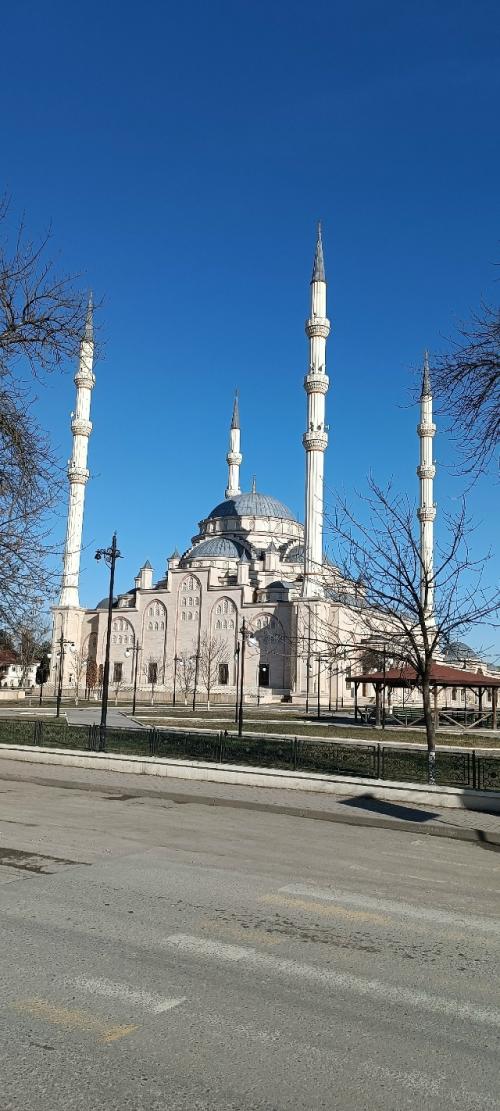 Гудермесская соборная мечеть имени Ташу - хаджи- центральная Джума - мечеть города Гудермес чеченской республики. 01