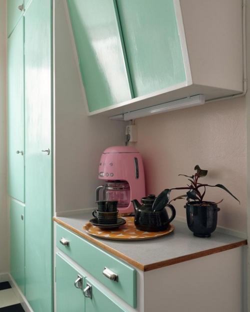 Скандинавская ретро - атмосфера в квартире с оригинальной кухней приятного мятного оттенка и прекрасными зимними пейзажами за окном. 01