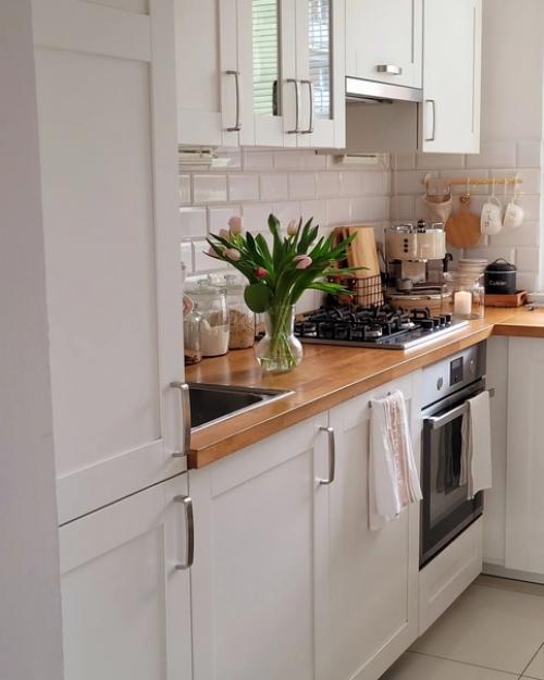 Белые стены и светло-серый пол стали отличной основой для интерьера этого дома. 06