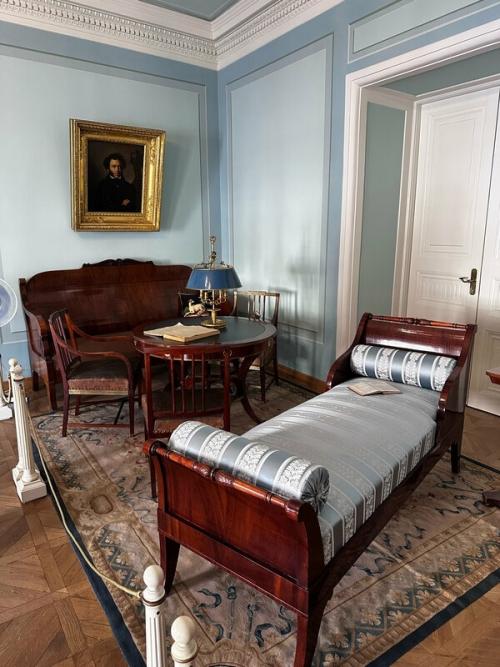 Куда сходить: квартира, где рождались бессмертные строки. 
