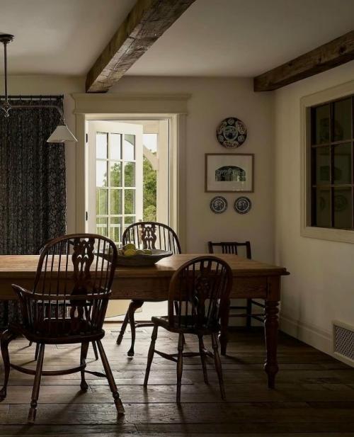 Полностью отреставрированный загородный дом 1980-х годов превратился в удивительное пространство, где прошлое и настоящее живут в гармонии. 07