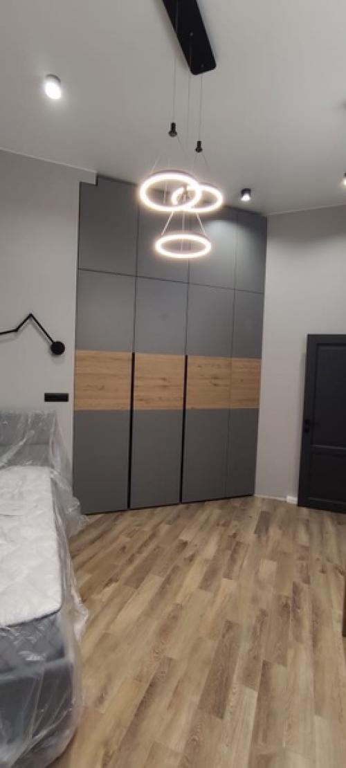 Удобное хранение вещей - один из главных вопросов, которые предстоит решить при оформлении интерьера комнаты. 01