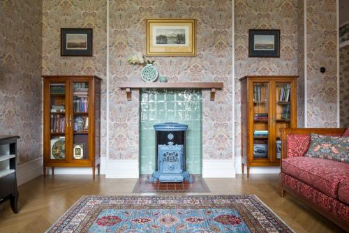 Очень атмосферный, колоритный интерьер кухни, столовой и гостиной в загородном доме! 04