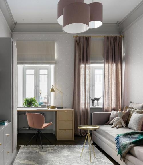 Когда семья приобрела квартиру в доме 1905 года на Маросейке, они обратились к дизайнерам с просьбой сохранить уникальную атмосферу старой Москвы. 05