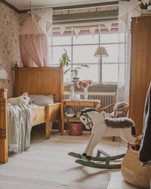 Добро пожаловать в деревенский дом Эммы 1938 года постройки с красивыми винтажными обоями, приятным текстилем и деревянной мебелью. 04