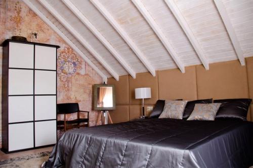 Интерьер мансардной спальни 17 кв. 02