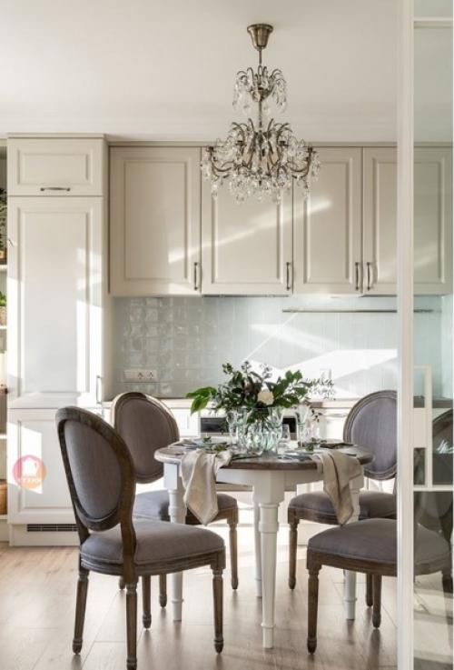 Пространство кухни - гостиной, разделенное на две функциональные зоны при помощи раздвижной стеклянной перегородки. 02