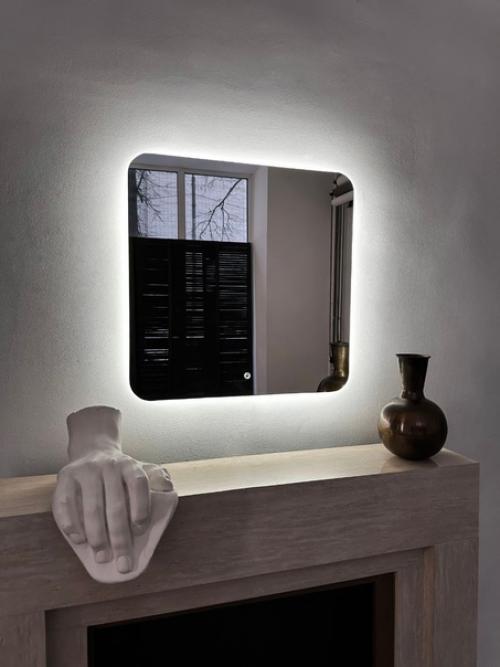 Погрузитесь в атмосферу уюта и роскоши с нашим зеркалом с подсветкой в форме мягкого квадрата. 01