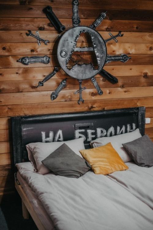 У наших дизайнеров, семейной пары Сергея и Марины, случилось горе - сгорел дом. 02