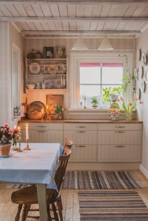 Добро пожаловать в деревенский дом Эммы 1938 года постройки с красивыми винтажными обоями, приятным текстилем и деревянной мебелью. 07