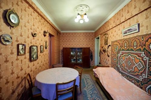 Аутентичная квартира из 90-х уже готова принимать съёмочные группы ( как в сказке). 01