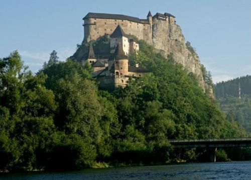 Оравский замок.  Замок оравский - это один из самых ярких замков, который является представителем романского стиля. 02