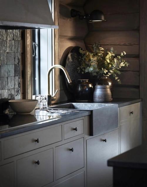 Атмосферные темные интерьеры горного шале в Норвегии. 06