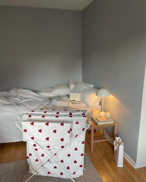 Вы только посмотрите на интерьер маленькой квартиры молодой девушки, которая живет в Гётеборге в Швеции. 06