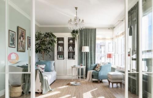 Пространство кухни - гостиной, разделенное на две функциональные зоны при помощи раздвижной стеклянной перегородки. 01