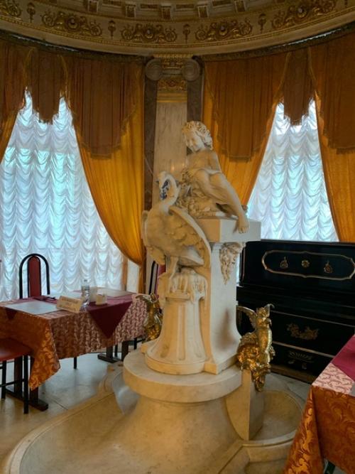 Многие наверняка побывали в доме ученых, который объединяет бывший особняк а. коншиной и постройку в стиле конструктивизма братьев Весниных. 06