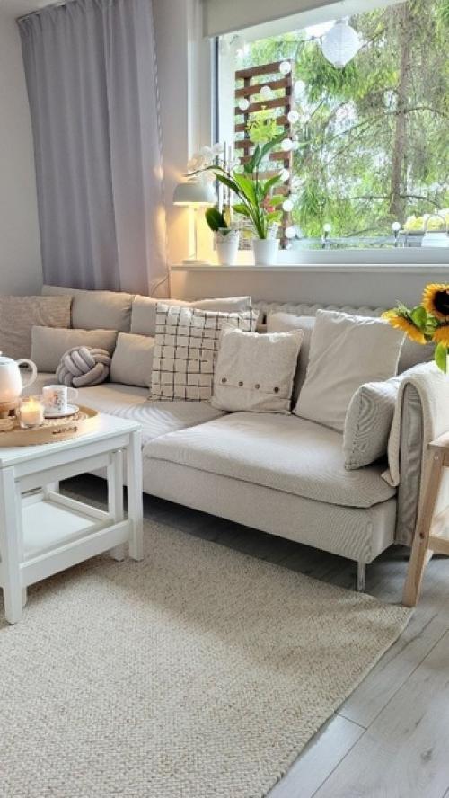 Белые стены и светло-серый пол стали отличной основой для интерьера этого дома. 03