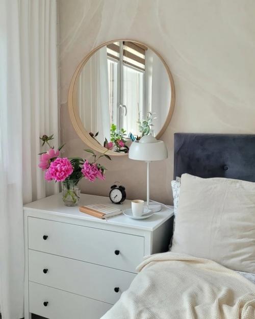 Белые стены и светло-серый пол стали отличной основой для интерьера этого дома. 05