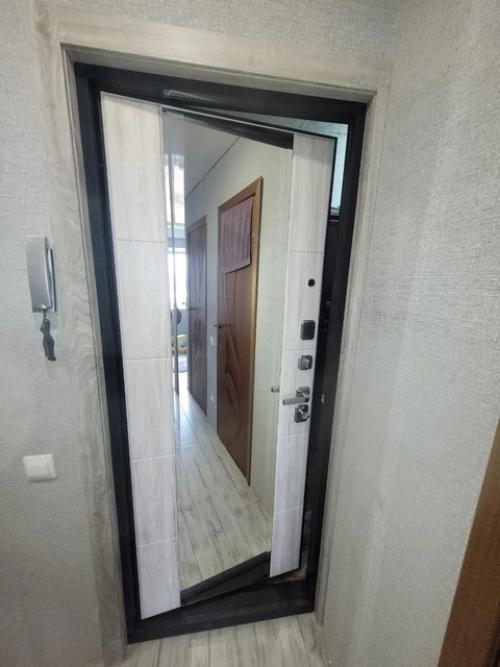 Подборка работ по установке входных дверей со встроенным зеркалом, закрепленным на внутренней стороне. 02