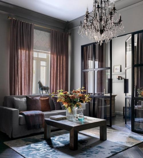 Когда семья приобрела квартиру в доме 1905 года на Маросейке, они обратились к дизайнерам с просьбой сохранить уникальную атмосферу старой Москвы. 01