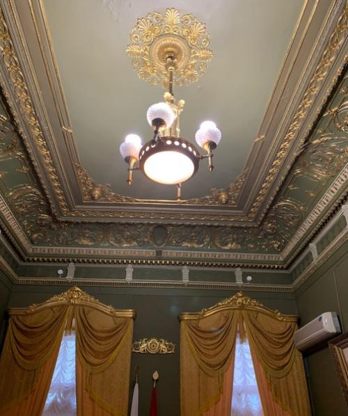 Многие наверняка побывали в доме ученых, который объединяет бывший особняк а. коншиной и постройку в стиле конструктивизма братьев Весниных. 01