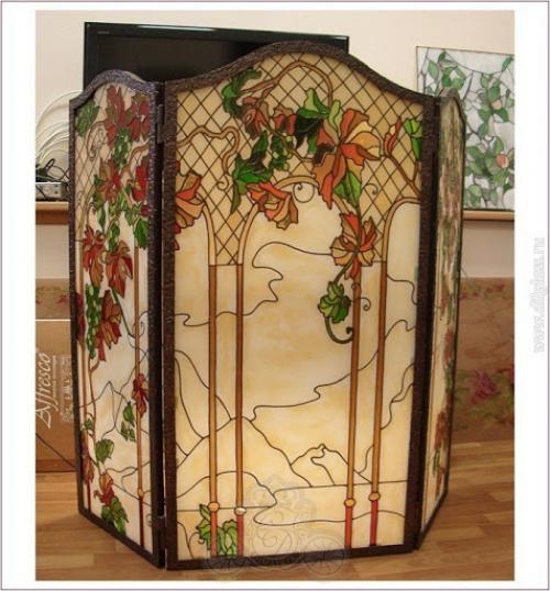 Витражными могут быть не только окна. 03