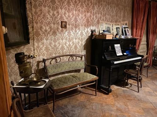 Замечательно жить в городе, где на каждый квадратный метр приходится не по одному историческому следу. 02