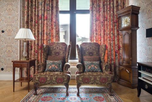 Очень атмосферный, колоритный интерьер кухни, столовой и гостиной в загородном доме! 05