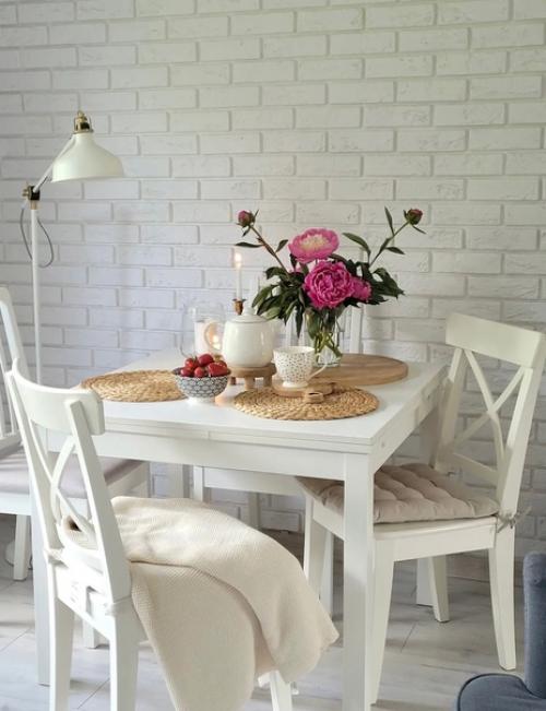 Белые стены и светло-серый пол стали отличной основой для интерьера этого дома. 07