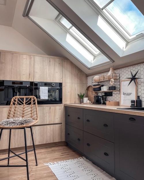 Домашний тур по мансардной квартире с красивой кухней с деревянными фасадами. 06