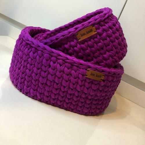 Вязаные корзины способны не только украсить интерьер, но и сделать его крайне практичным и функциональным. 06