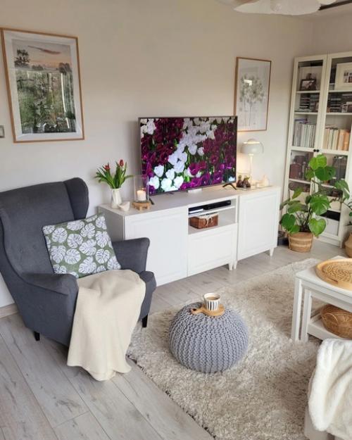 Белые стены и светло-серый пол стали отличной основой для интерьера этого дома. 01