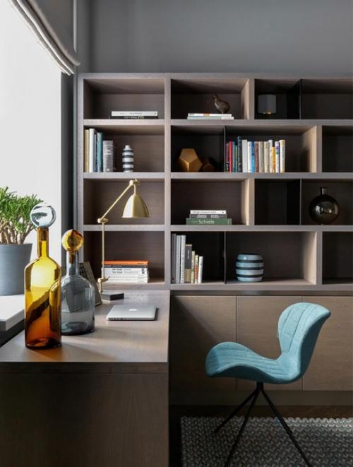 Когда семья приобрела квартиру в доме 1905 года на Маросейке, они обратились к дизайнерам с просьбой сохранить уникальную атмосферу старой Москвы. 06