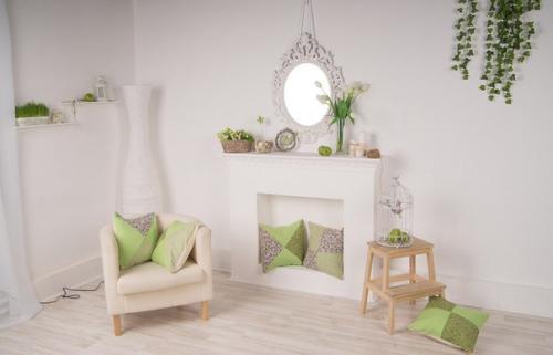 Фальш - камины в интерьере гостиной комнаты.