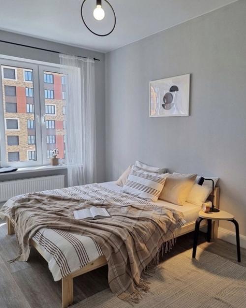 Отличный пример того, как даже самый простой интерьер без деталей может смотреться уютно и продуманно. 02