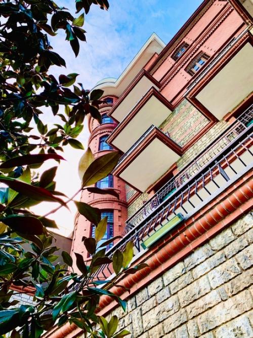 Я думаю, что не так часто музей современного искусства может быть расположен в здании офиса. 02