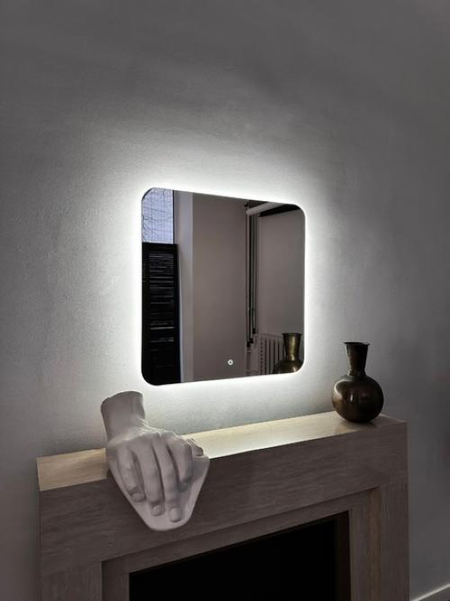 Погрузитесь в атмосферу уюта и роскоши с нашим зеркалом с подсветкой в форме мягкого квадрата. 02