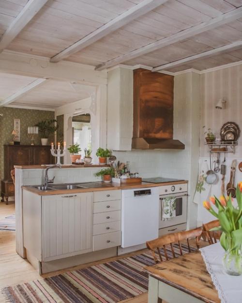 Добро пожаловать в деревенский дом Эммы 1938 года постройки с красивыми винтажными обоями, приятным текстилем и деревянной мебелью. 03