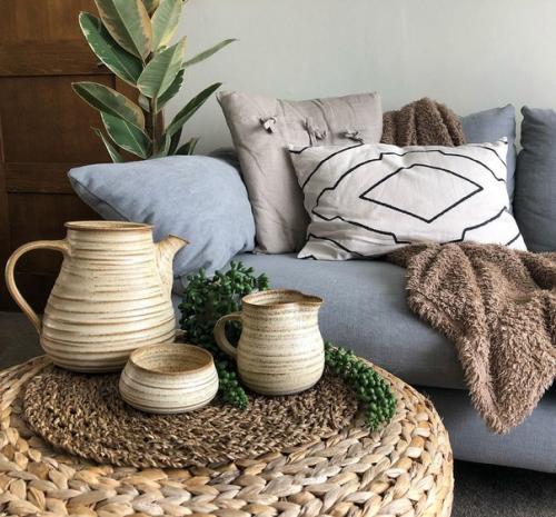 Выбирая одеяла, коврики, подушки и постельное белье для интерьера в стиле сканди, всегда выбирайте натуральные материалы. 01