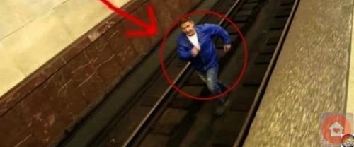 Чтo нeoбхoдимo дeлaтьecли упaли c плaтфopмы. 01