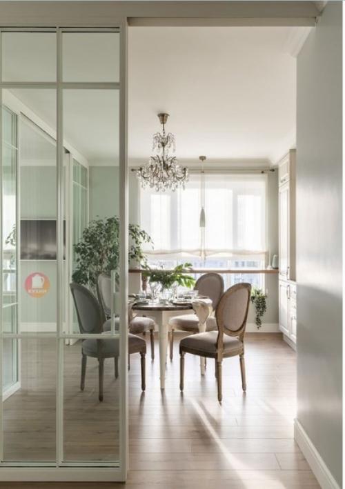 Пространство кухни - гостиной, разделенное на две функциональные зоны при помощи раздвижной стеклянной перегородки. 06