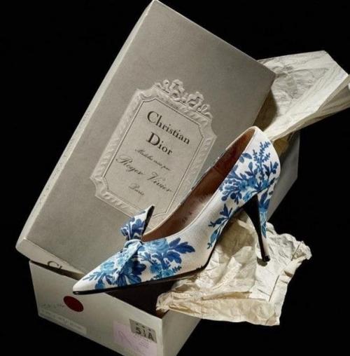 Роджер вивье для Christian Dior.

