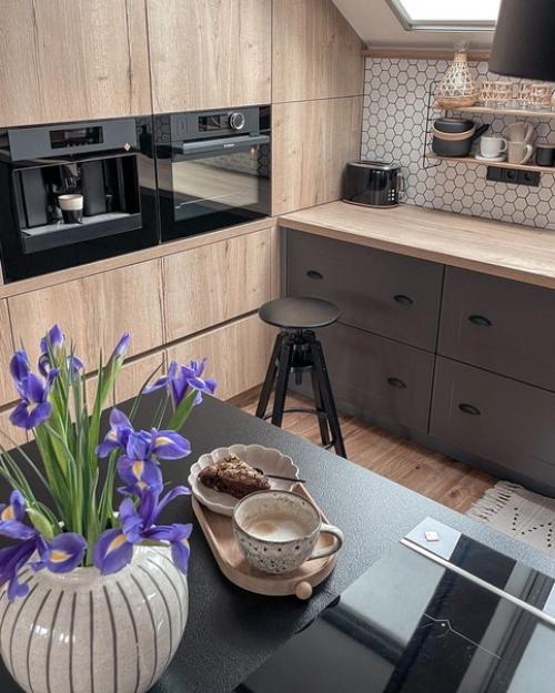 Домашний тур по мансардной квартире с красивой кухней с деревянными фасадами. 02