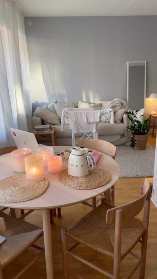 Вы только посмотрите на интерьер маленькой квартиры молодой девушки, которая живет в Гётеборге в Швеции. 01