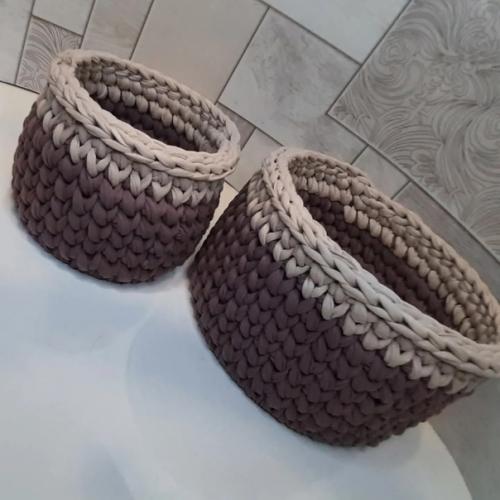 Вязаные корзины способны не только украсить интерьер, но и сделать его крайне практичным и функциональным. 04