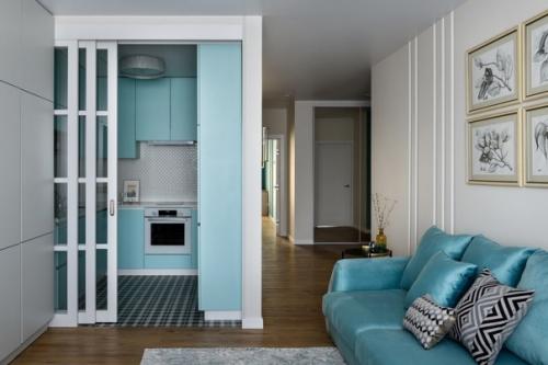 Светлая трешка с мятно - голубой кухней в нише. 04